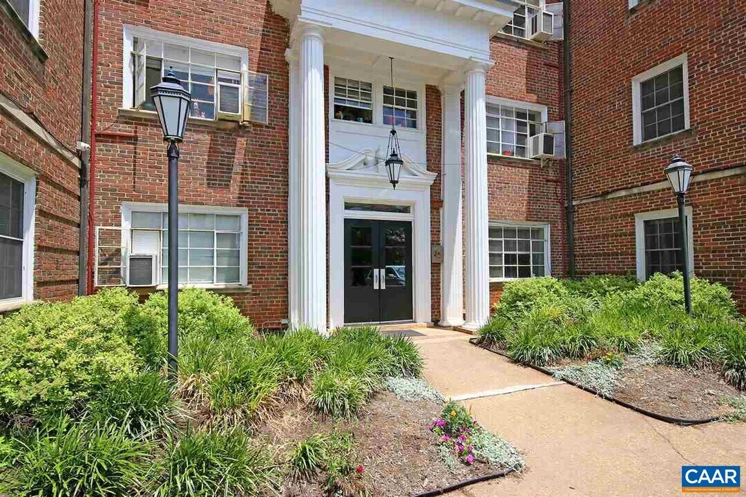 32 University Cir in Charlottesville, VA - Building Photo