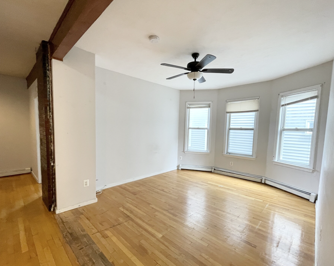 7 Iroquois St, Unit 2 in Boston, MA - Building Photo - Building Photo