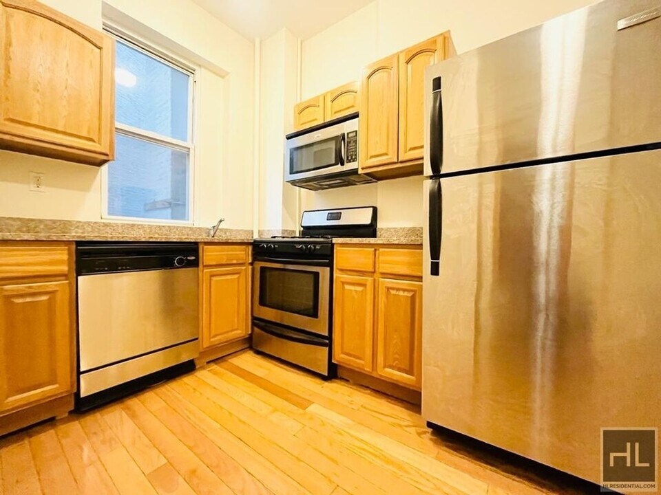 AMSTERDAM AVENUE in New York, NY - Building Photo