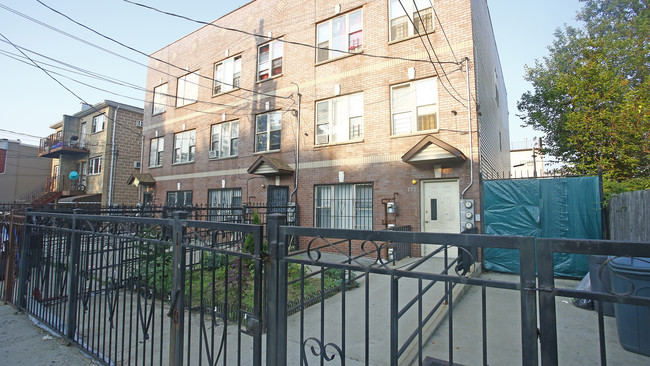 792 Logan St in Brooklyn, NY - Building Photo - Building Photo