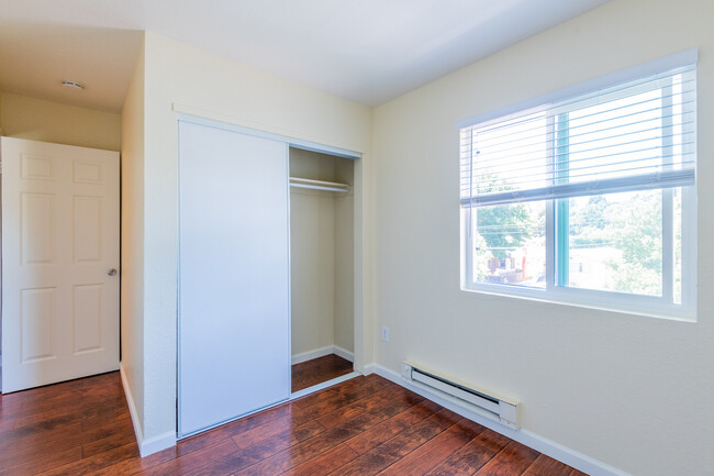 3024 Fruitvale Ave in Oakland, CA - Building Photo - Interior Photo