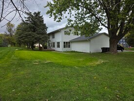732 Poplar Path in Delafield, WI - Building Photo