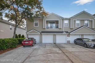 7028 Deer Lodge Cir in Jacksonville, FL - Building Photo