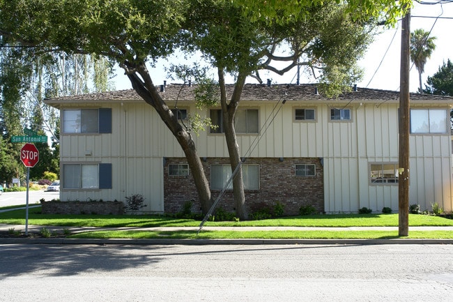 475 Encinal Ave in Menlo Park, CA - Foto de edificio - Building Photo