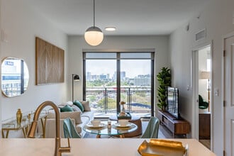 Oaklyn in Oakland Park, FL - Building Photo - Interior Photo