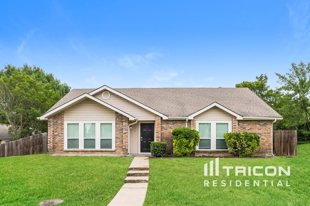 1040 Twin Falls Dr in Desoto, TX - Building Photo