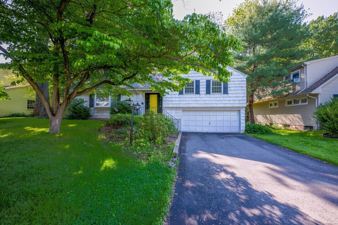 135 Brookside Rd in Newington, CT - Building Photo