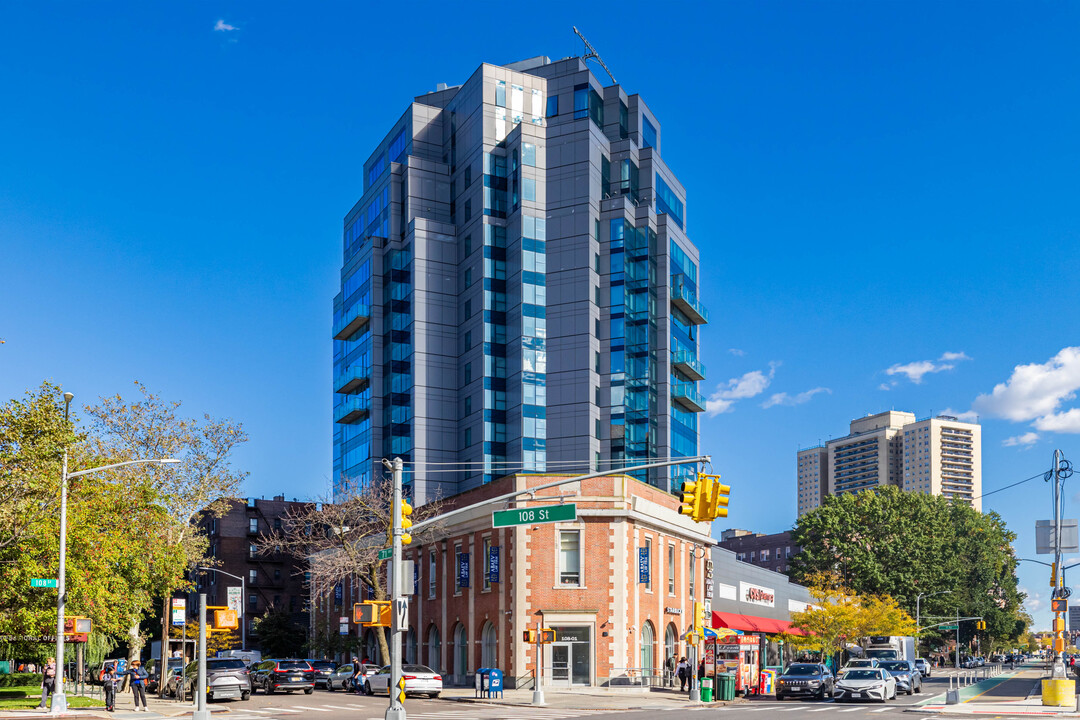 The Aston in Forest Hills, NY - Foto de edificio