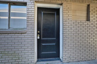 8127 Colonial Ln in Houston, TX - Building Photo - Building Photo