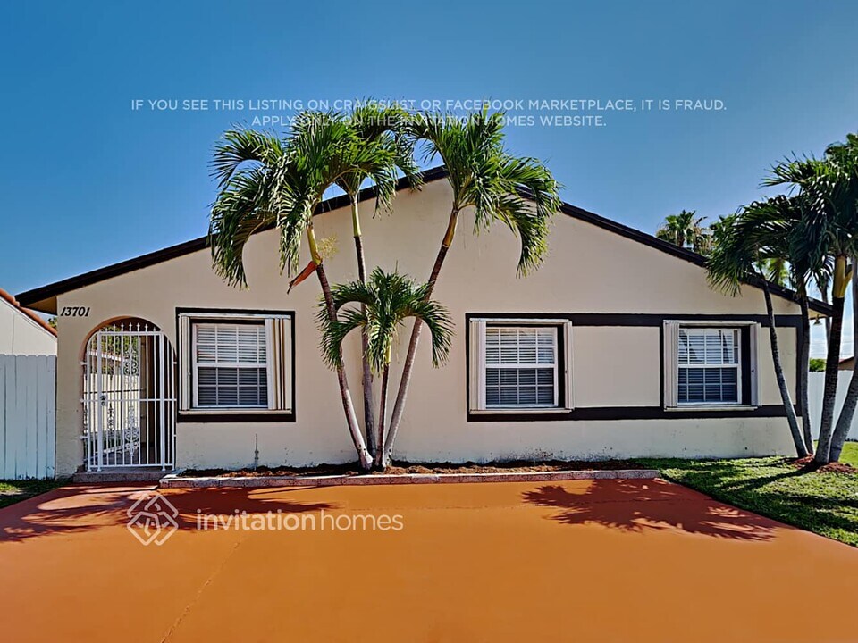 13701 SW 14th St in Miami, FL - Foto de edificio