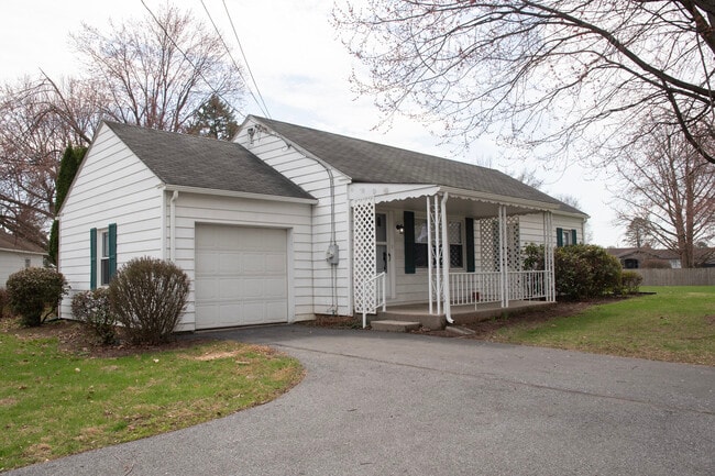 1349 Lititz Rd in Manheim, PA - Foto de edificio - Building Photo