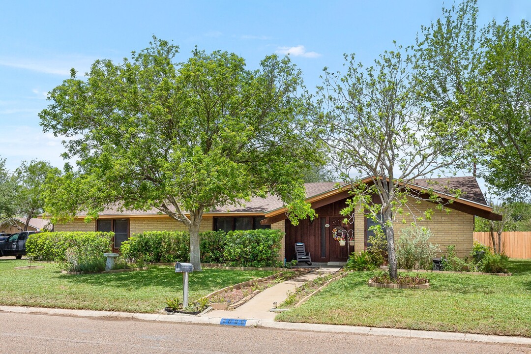 2005 Point West Dr in Edinburg, TX - Foto de edificio