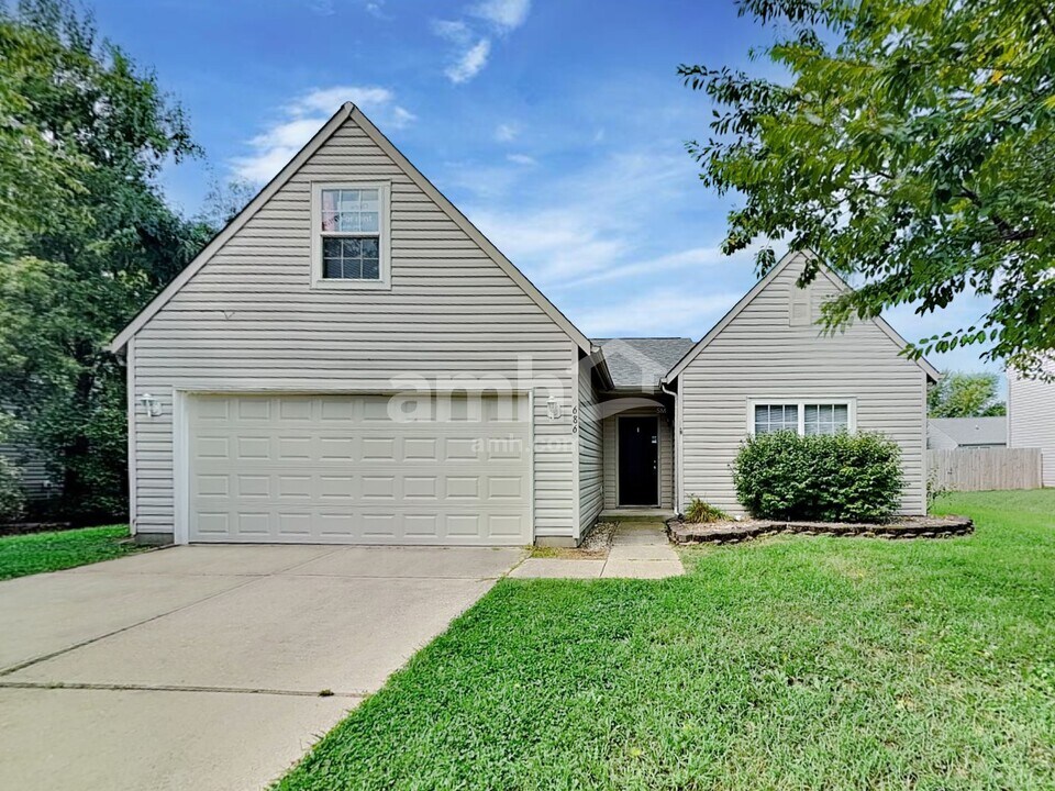 686 Hannah Pl in Franklin, IN - Building Photo