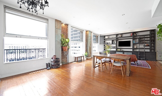 257 S Spring St in Los Angeles, CA - Building Photo - Building Photo