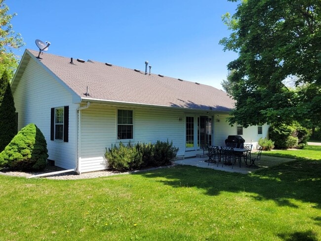 W5851 Hearthstone Dr in Appleton, WI - Foto de edificio - Building Photo