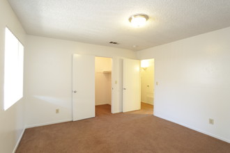 Lexington Square in Clovis, CA - Building Photo - Interior Photo