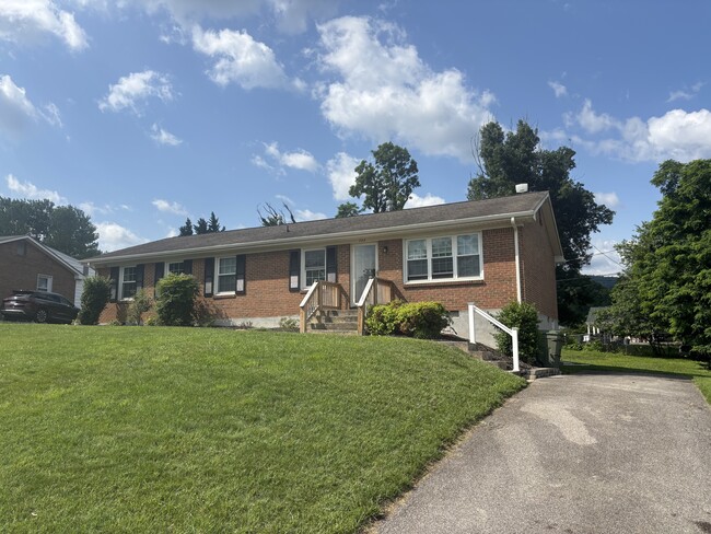 720 Pyrtle Dr, Unit South Salem Duplex #722