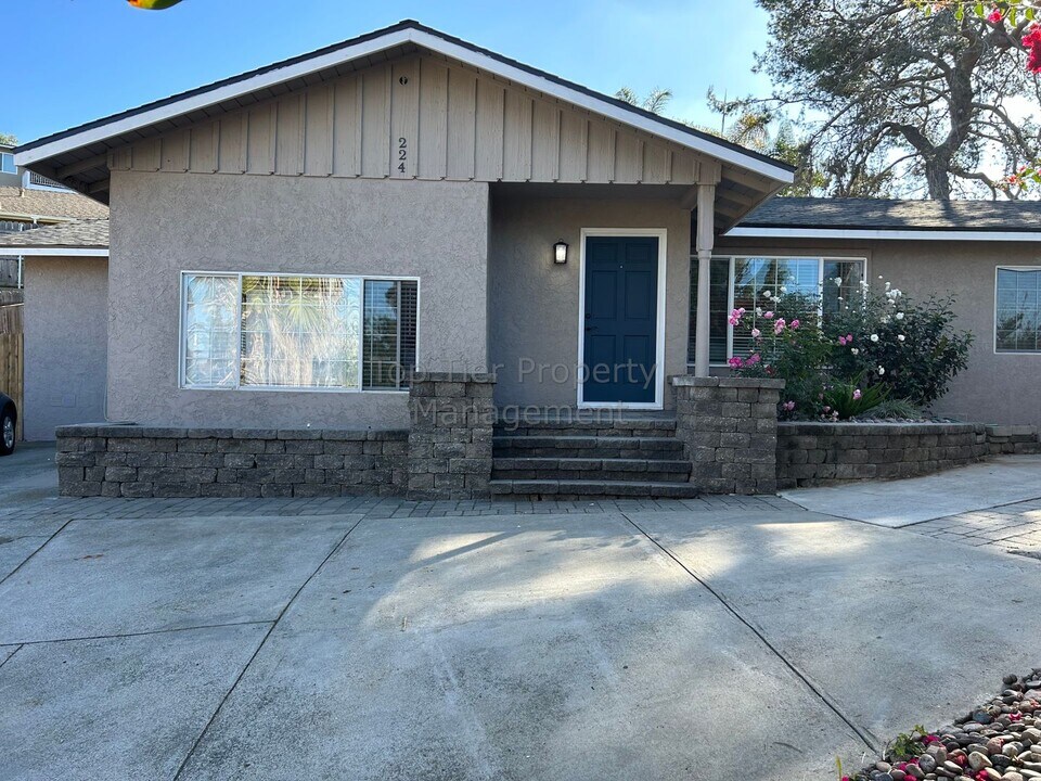224 Guajome St, Unit Unit B in Vista, CA - Building Photo