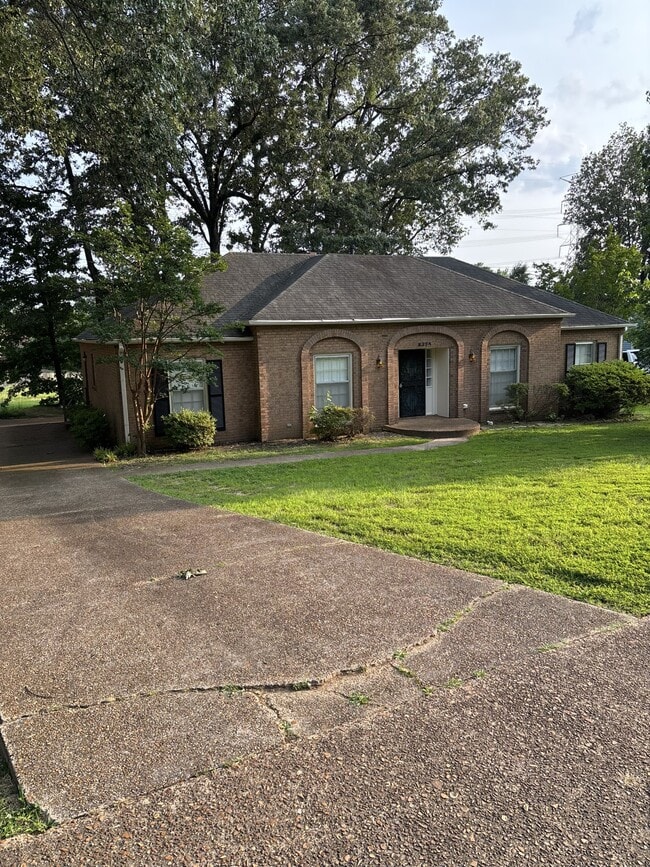8375 Rembrook Dr in Memphis, TN - Building Photo - Building Photo