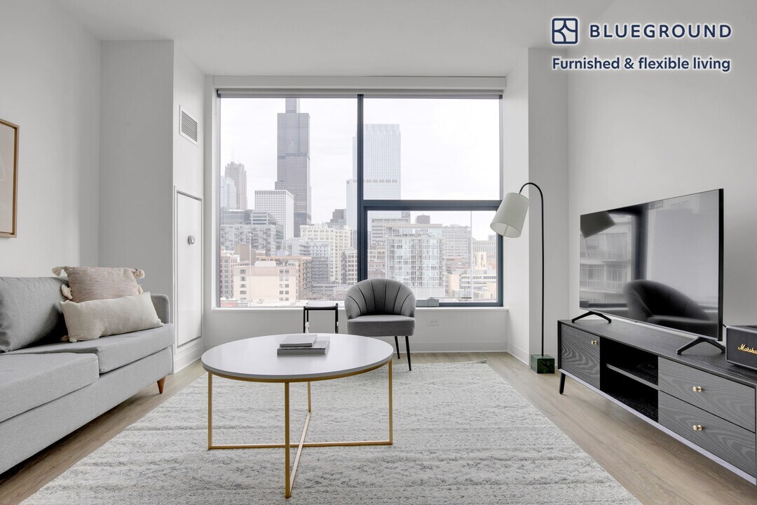 808 W Van Buren St in Chicago, IL - Building Photo