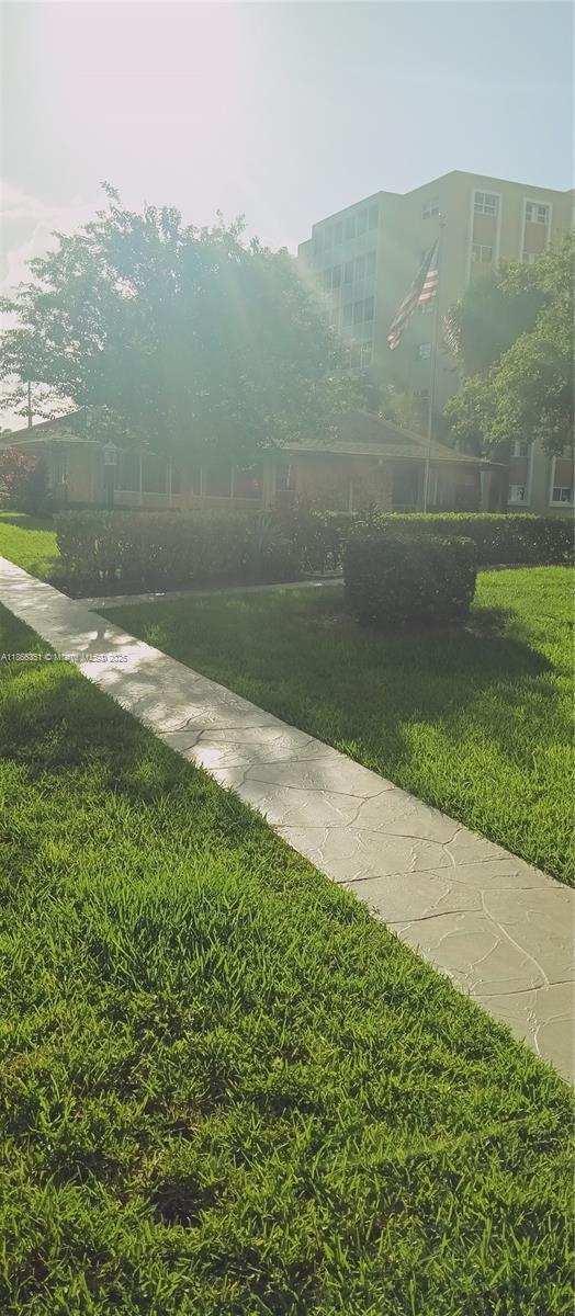609 NE 14th Ave in Hallandale Beach, FL - Foto de edificio - Building Photo