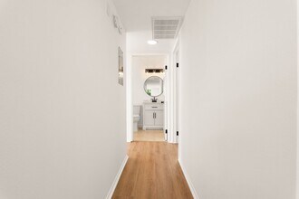 5401 Rhodes Ave in Los Angeles, CA - Building Photo - Building Photo