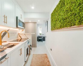 100 Collins Ave in Miami Beach, FL - Building Photo - Building Photo