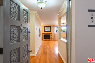 530 S Barrington Ave in Los Angeles, CA - Building Photo - Building Photo