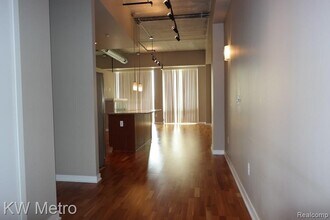 350 N Main St in Royal Oak, MI - Foto de edificio - Building Photo