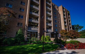 Laurel Village Apartments in Pittsburgh, PA - Foto de edificio - Building Photo