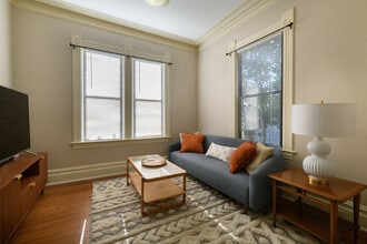 24 University St in Healdsburg, CA - Foto de edificio - Building Photo