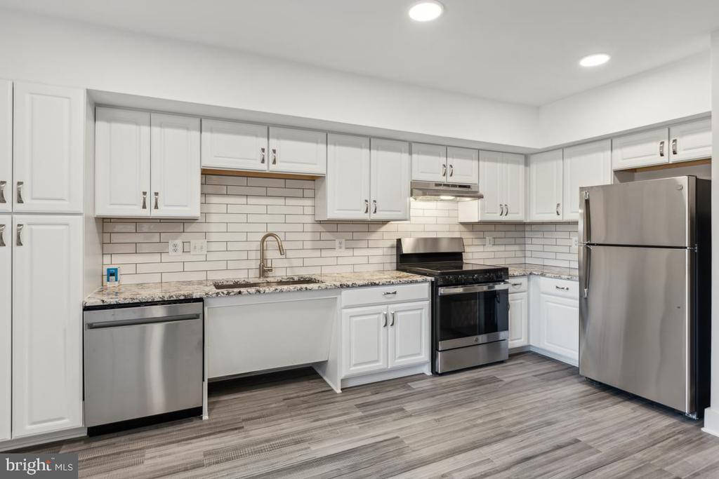 19520 Village Walk Dr in Montgomery Village, MD - Building Photo