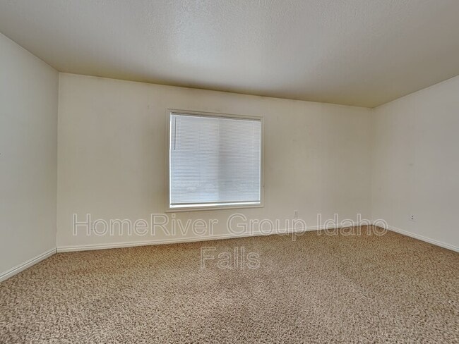 1374 Midway Ave in Ammon, ID - Building Photo - Building Photo