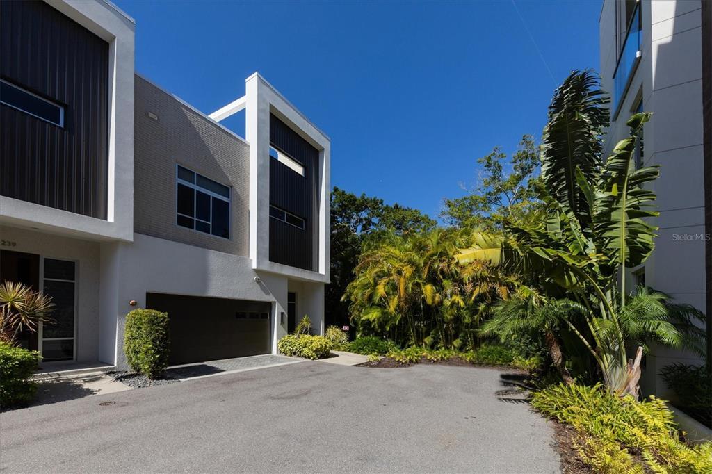241 Cosmopolitan Ct in Sarasota, FL - Building Photo