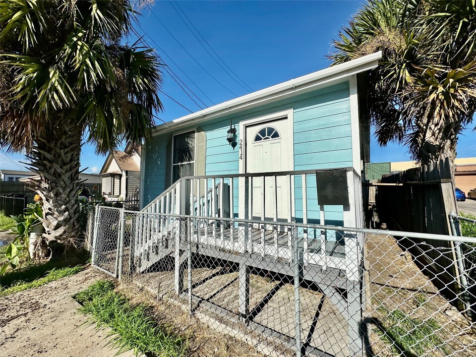2414 Grover Ave in Galveston, TX - Building Photo
