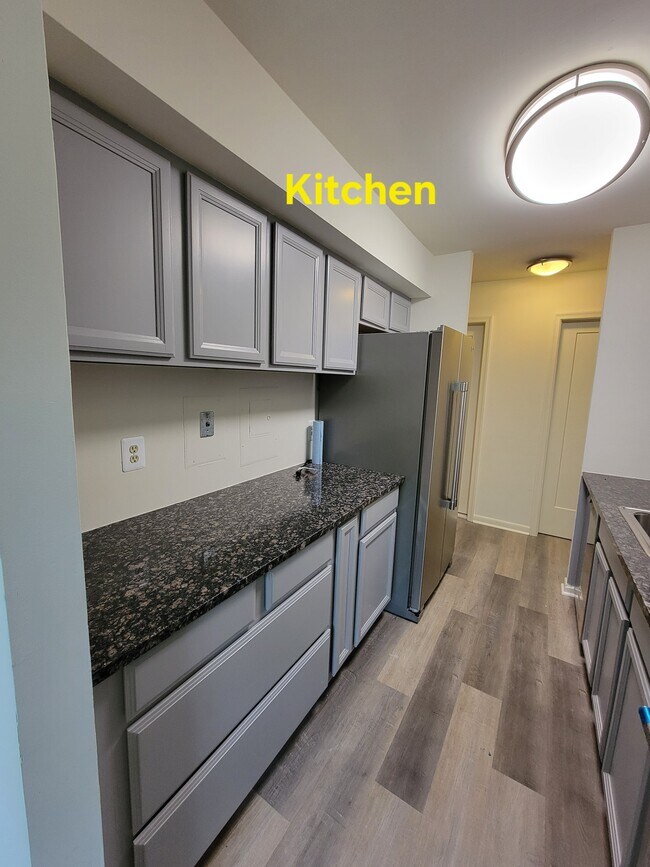 3332 Woodburn Village Dr, Unit #33 in Annandale, VA - Building Photo - Building Photo
