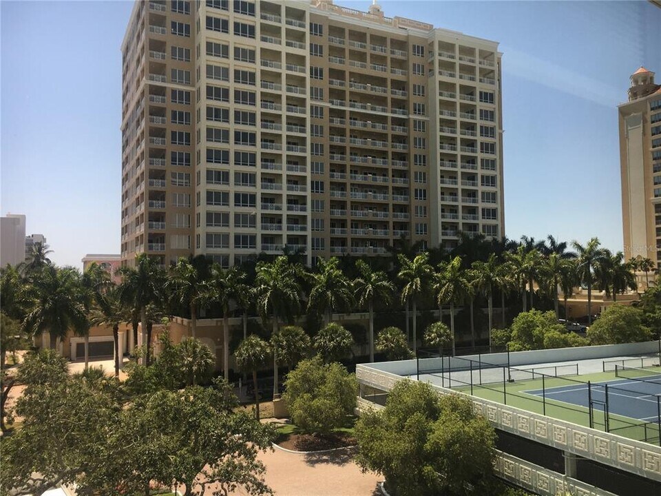1111 N Gulfstream Ave in Sarasota, FL - Building Photo