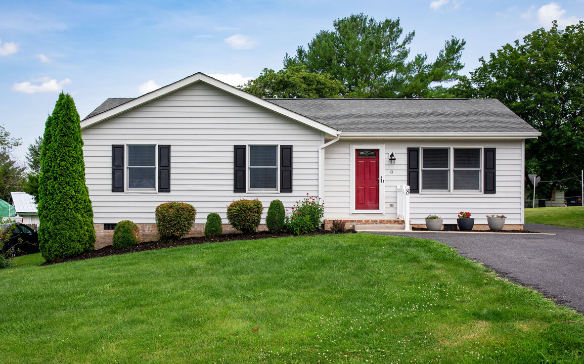 8 Augusta St in Verona, VA - Building Photo