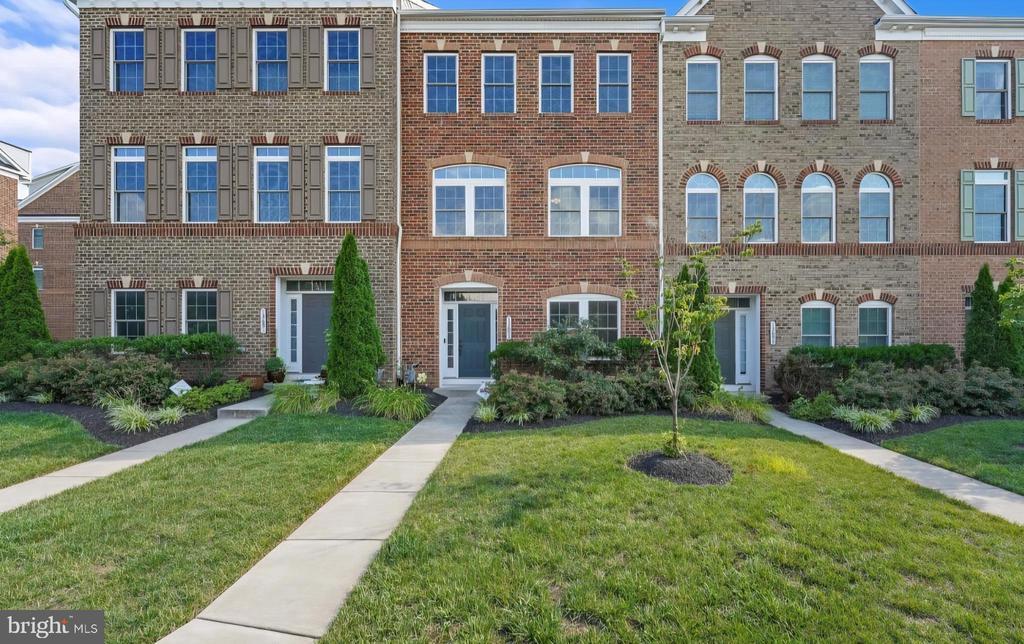 13693 Neil Armstrong Ave in Herndon, VA - Building Photo