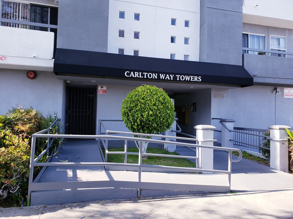 Carlton Way Towers in Los Angeles, CA - Foto de edificio