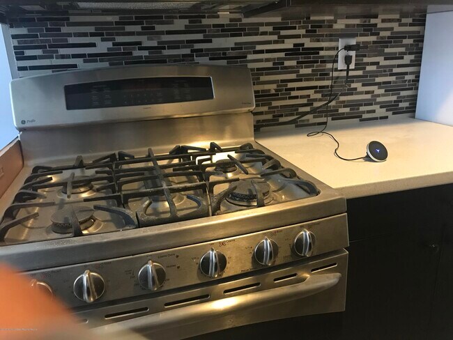 12 Manchester Ct-Unit -H in Freehold, NJ - Building Photo - Building Photo