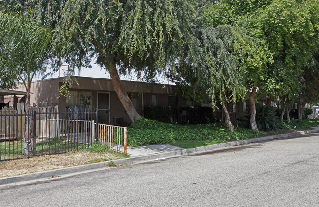 1321 Villa St in Riverside, CA - Foto de edificio - Building Photo