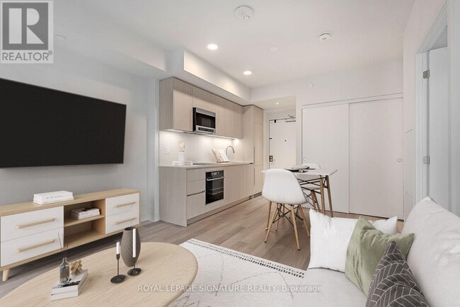 8 Cumberland St in Toronto, ON - Building Photo - Building Photo