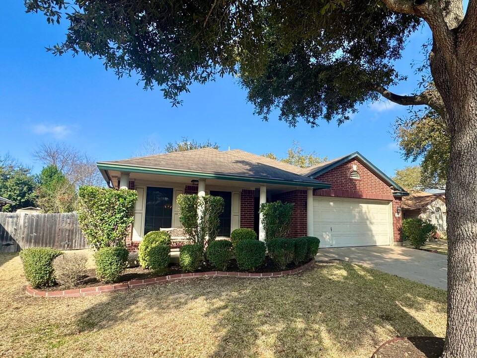 9008 Copano Dr in Austin, TX - Foto de edificio