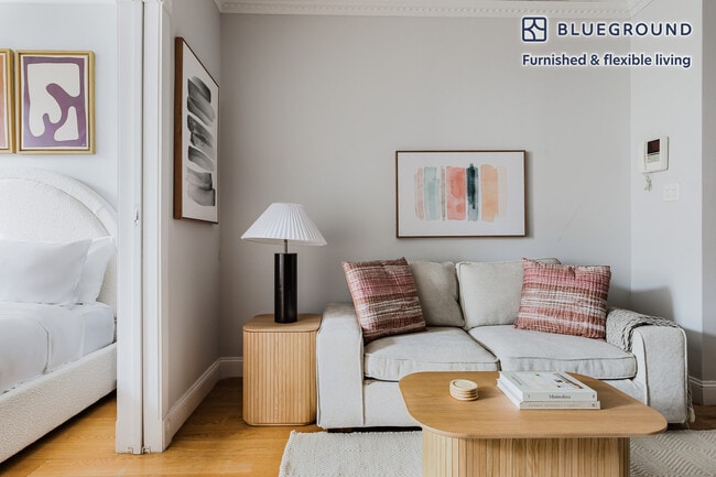 118 Christopher St in New York, NY - Building Photo - Building Photo