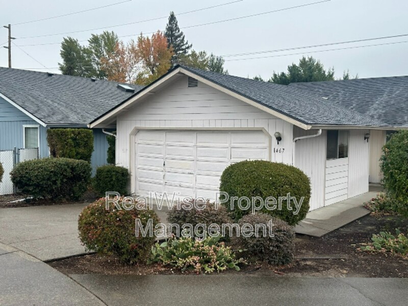 1467 Cameo Ct in Grants Pass, OR - Foto de edificio