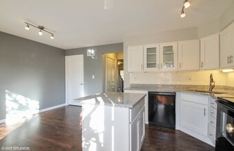 1732 Pickwick Ln in Glenview, IL - Building Photo - Building Photo