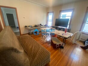 10 Evergreen Ave in Somerville, MA - Foto de edificio - Building Photo