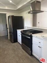 130 S Bowling Green Way in Los Angeles, CA - Building Photo - Building Photo