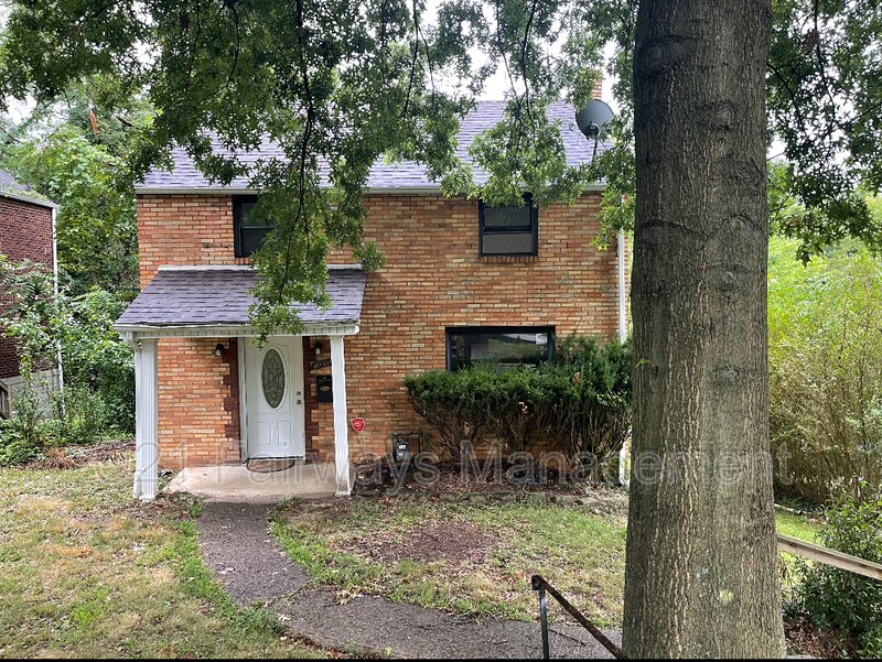 10318 Lindberg Ave in Pittsburgh, PA - Building Photo